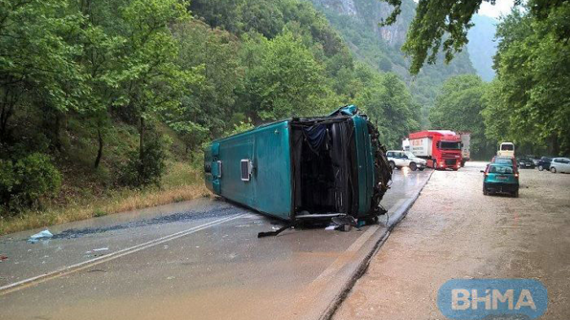 Παραλίγο τραγωδία με λεωφορείο των ΚΤΕΛ Ιωαννίνων που ανετράπη 