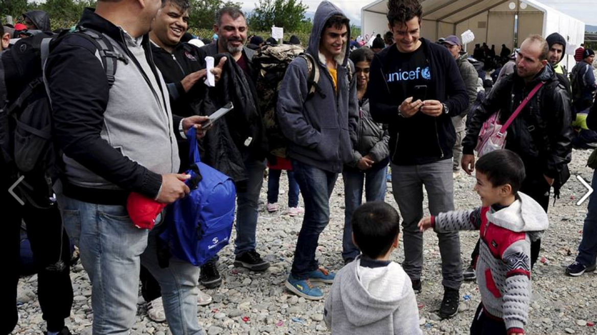 Ο Ορλάντο Μπλουμ στο πλευρό των προσφύγων στα σύνορα Ελλάδας-ΠΓΔΜ