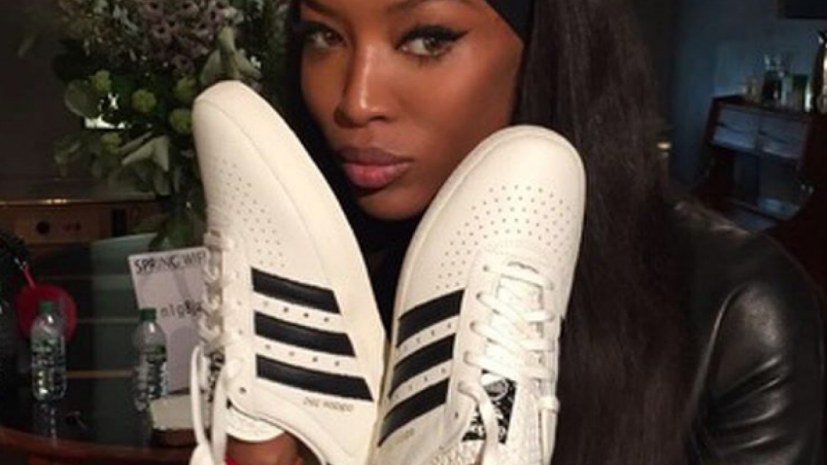 Η γκάφα της Naomi Campbell  στο Instagram με τα παπούτσια της Αdidas