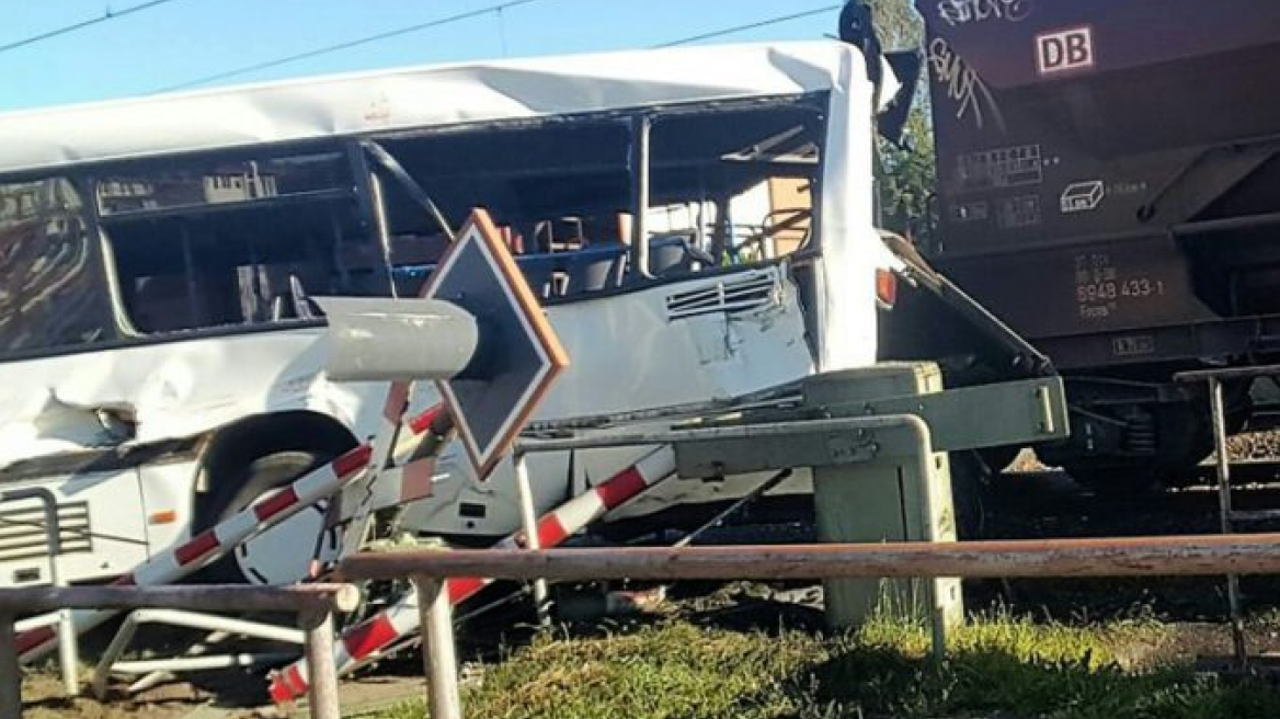 Σύγκρουση τρένου με σχολικό λεωφορείο στη Γερμανία - Δέκα τραυματίες