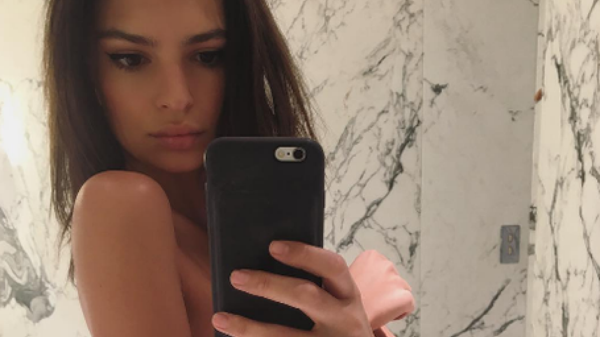 Η μανία της Emily Ratajkowski με τις selfie