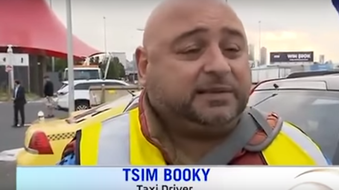 Βίντεο: Ομογενής ταξιτζής δίνει όνομα... «Tsim Booky» κατά τη διάρκεια συνέντευξης!