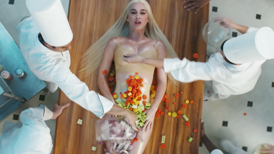 Katy Perry: Χαμός στο διαδίκτυο για το νέο της βίντεο κλιπ με θέμα τον... κανιβαλισμό 