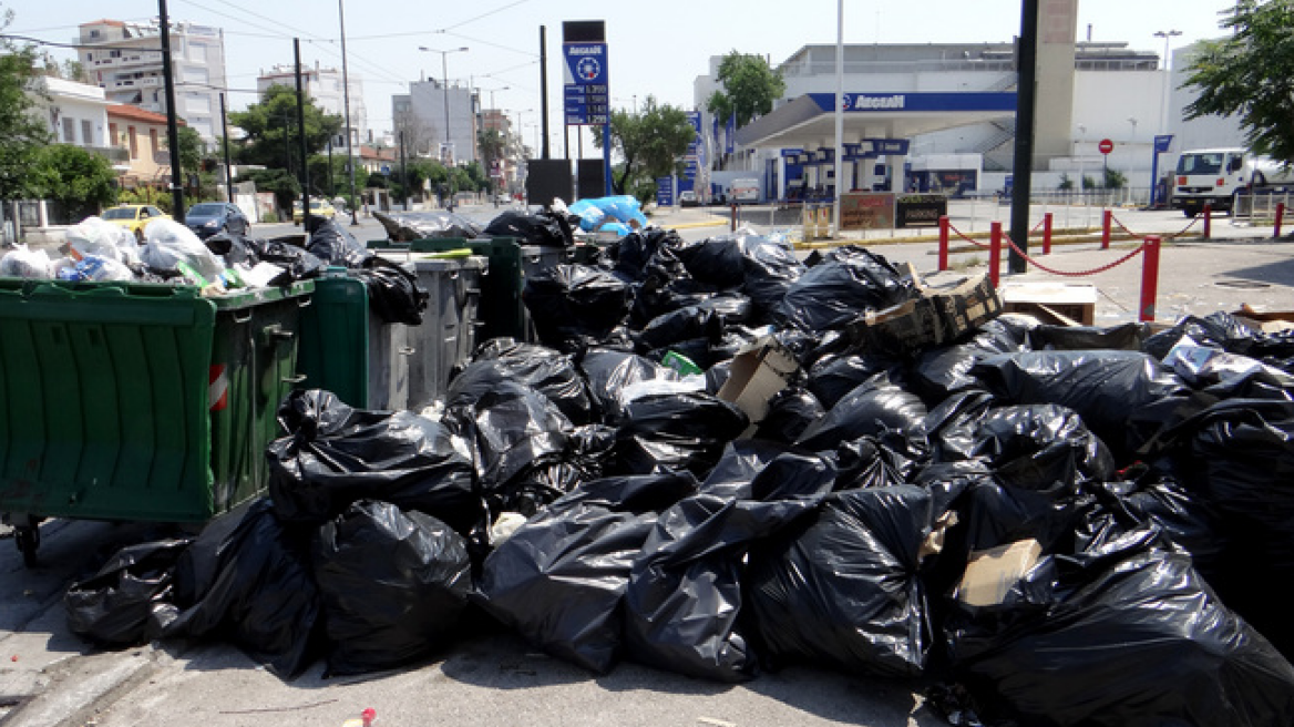 Ιατρικός Σύλλογος Πειραιά: Άμεσος κίνδυνος για τη δημόσια υγεία η συσσώρευση σκουπιδιών