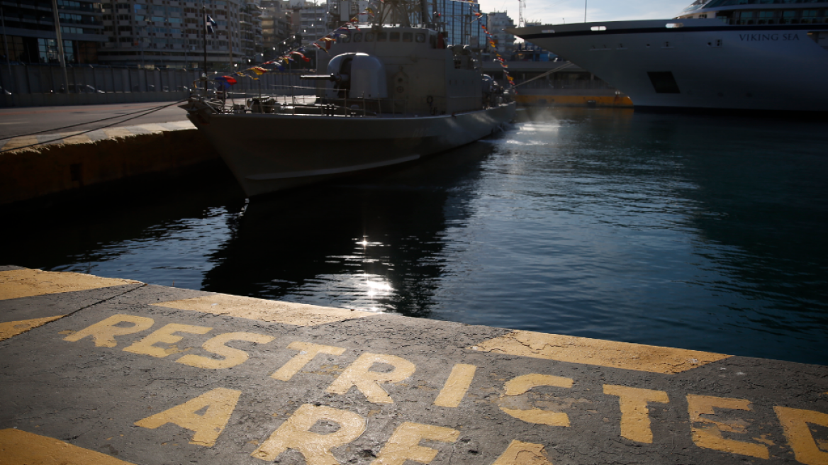 Πτώση αυτοκινήτου στο λιμάνι του Πειραιά - Σώος ο οδηγός 