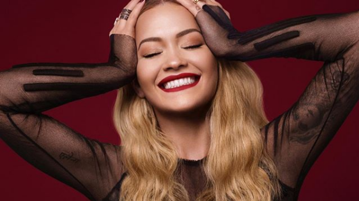 Η Rita Ora ποζάρει με σιθρού σουτιέν 