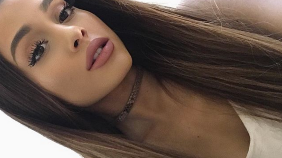 Ουπς! Ariana Grande έχεις κάτι στο δόντι σου