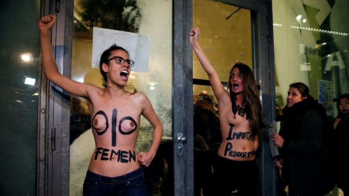 Femen κατά Πολάνσκι - Εισβολή γυμνών γυναικών στην Κινηματογραφική Λέσχη του Παρισιού