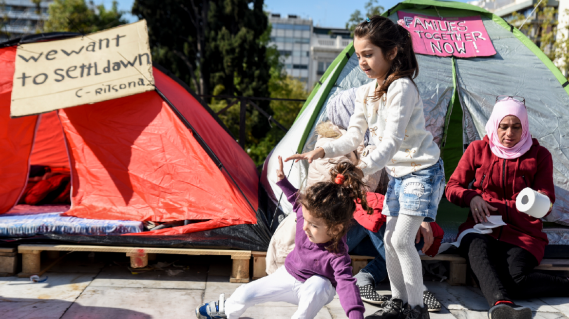 «Απεργία πείνας μέχρι να επανενωθούμε με τις οικογένειές μας», φωνάζουν πρόσφυγες στο Σύνταγμα