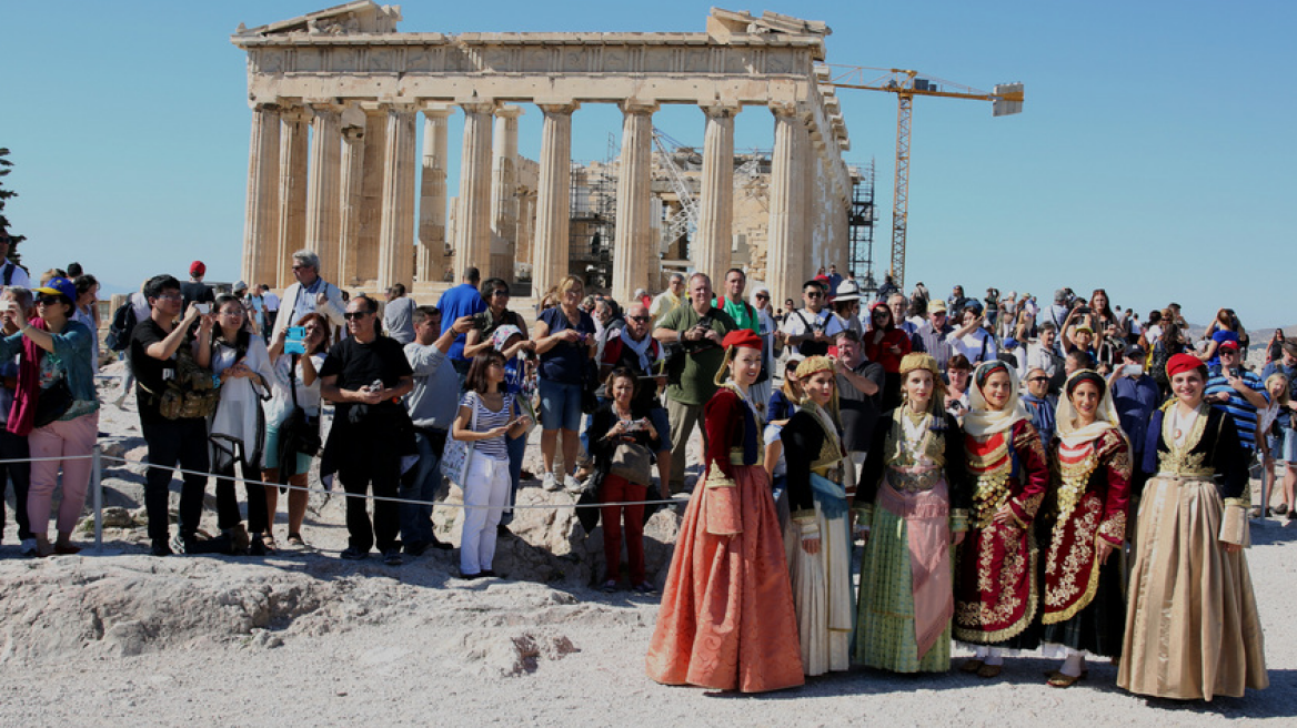 Με... άδειες τσέπες οι τουρίστες στην Ελλάδα: Ξοδεύουν 435 ευρώ για 6,5 νύχτες 