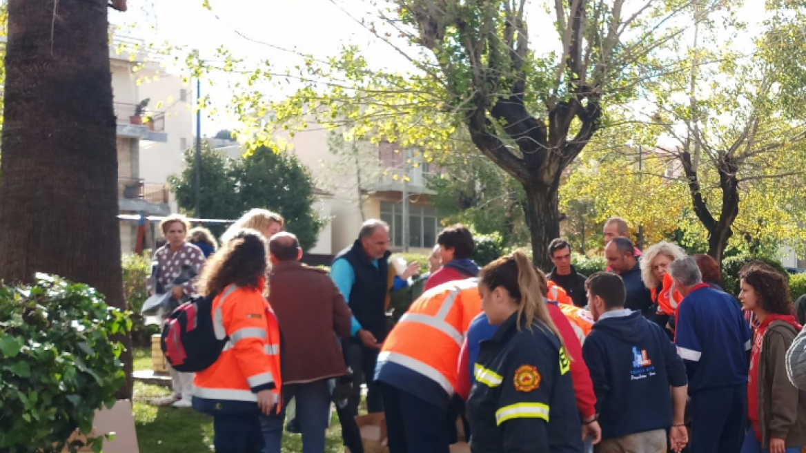 Τρία επιπλέον σημεία διανομής τροφίμων, νερού και ρούχων στη Μάνδρα  