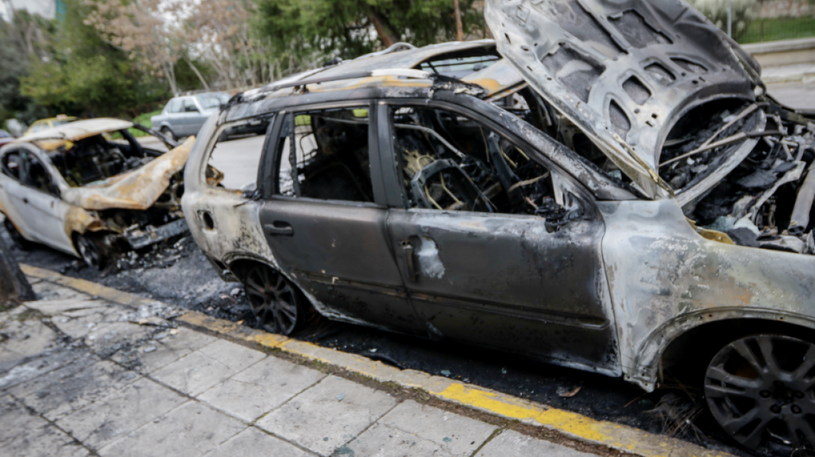 Εκαψαν τρία αυτοκίνητα σε Ηλιούπολη και Παλλήνη τα ξημερώματα  