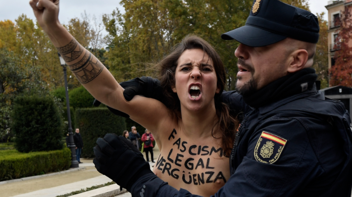 Ισπανία: Γυμνόστηθες Femen σταμάτησαν πορεία υπέρ του δικτάτορα Φράνκο