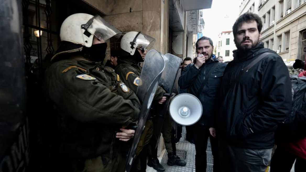 «Κίνημα δεν πληρώνω» και «Λαϊκή Ενότητα» έξω από συμβολαιογραφικό γραφείο στο κέντρο της Αθήνας