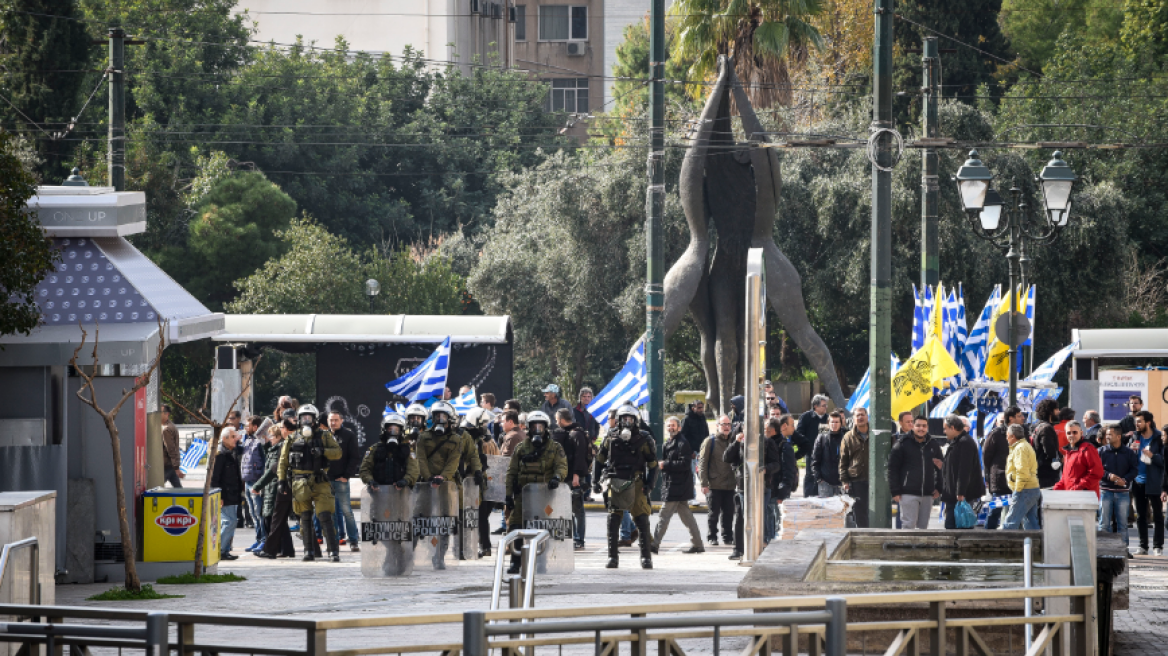 Συγκέντρωση αντιεξουσιαστών στα Προπύλαια