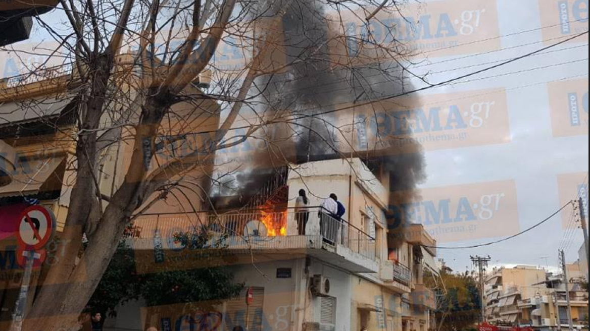 Μεγάλη φωτιά σε τριώροφο οίκημα στα Καμίνια