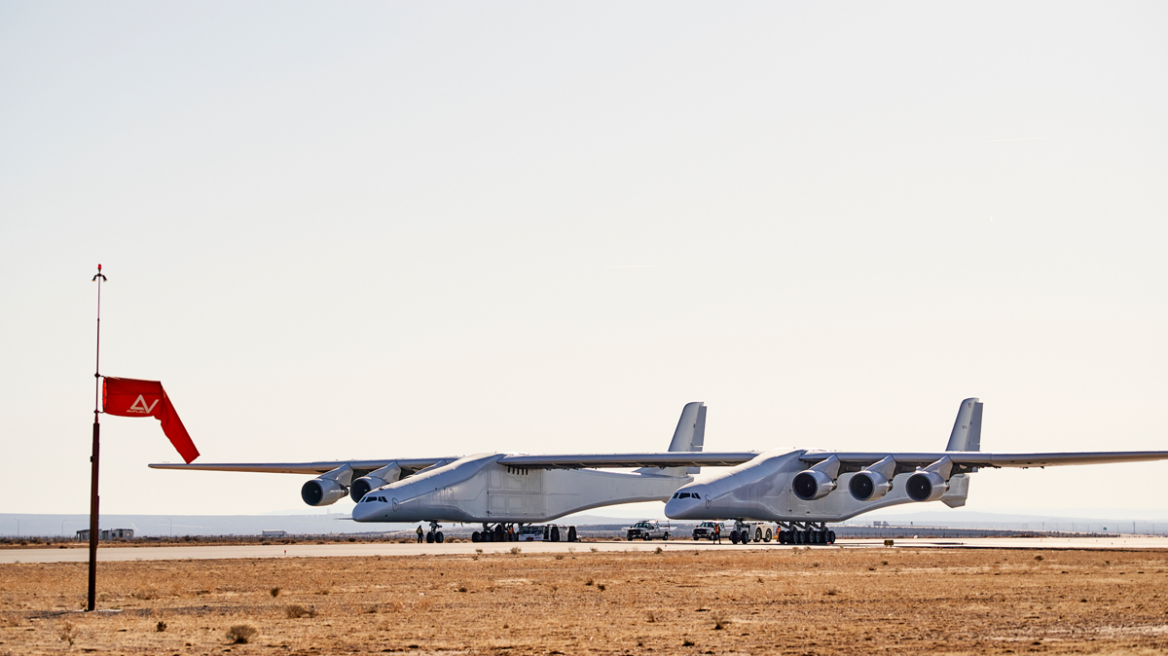 Stratolaunch: Έτοιμο για την πρώτη του πτήση το «καταμαράν του ουρανού»