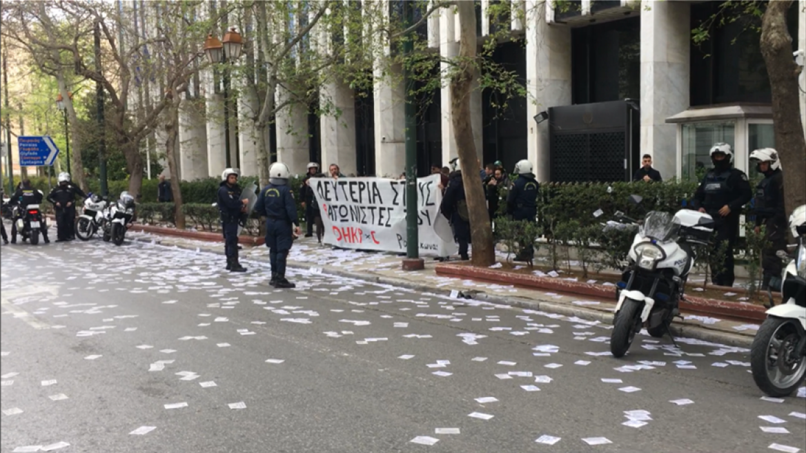 Ηγετικό στέλεχος του Ρουβίκωνα φωτογραφίζεται στα κρατητήρια και απειλεί «οι συλλήψεις δεν θα μας σταματήσουν»