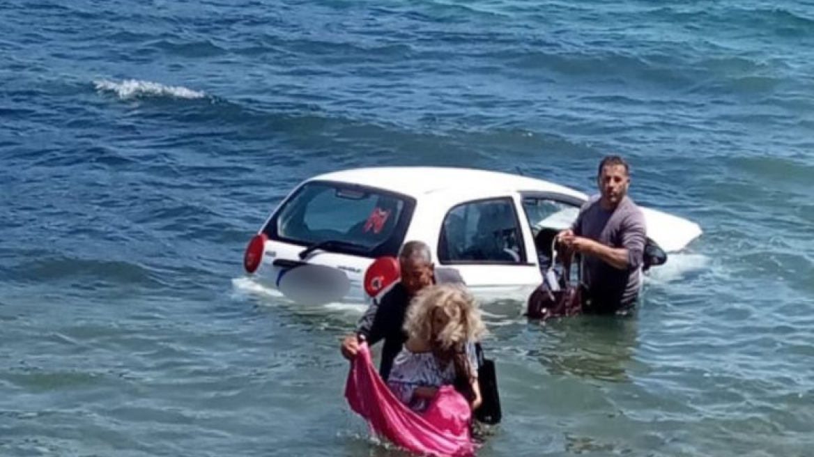 Φωτογραφίες: Περαστικοί σώζουν γυναίκα οδηγό αυτοκινήτου που είχε πέσει στη θάλασσα