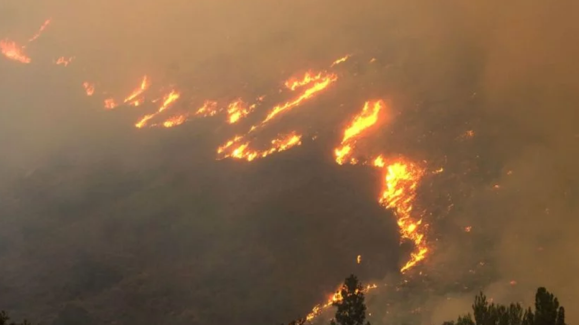 Πυρκαγιά κοντά στο χωριό Άγιος Κυπριανός στη Μάνη 