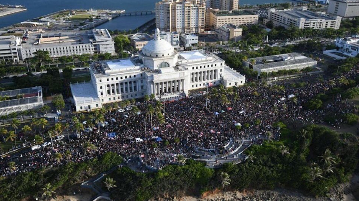 Πουέρτο Ρίκο: Ο Ρίκι Μάρτιν με χιλιάδες διαδηλωτές στο Καπιτώλιο ζητούν την παραίτηση του κυβερνήτη