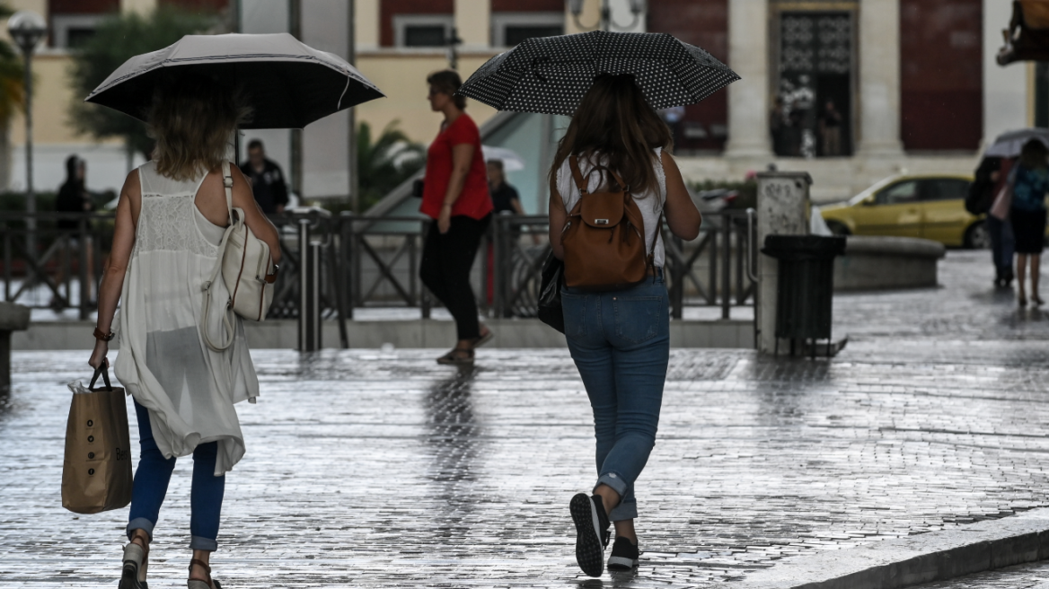 Καιρός: Βρέχει τώρα στην Αθήνα - Κίνηση στους δρόμους 