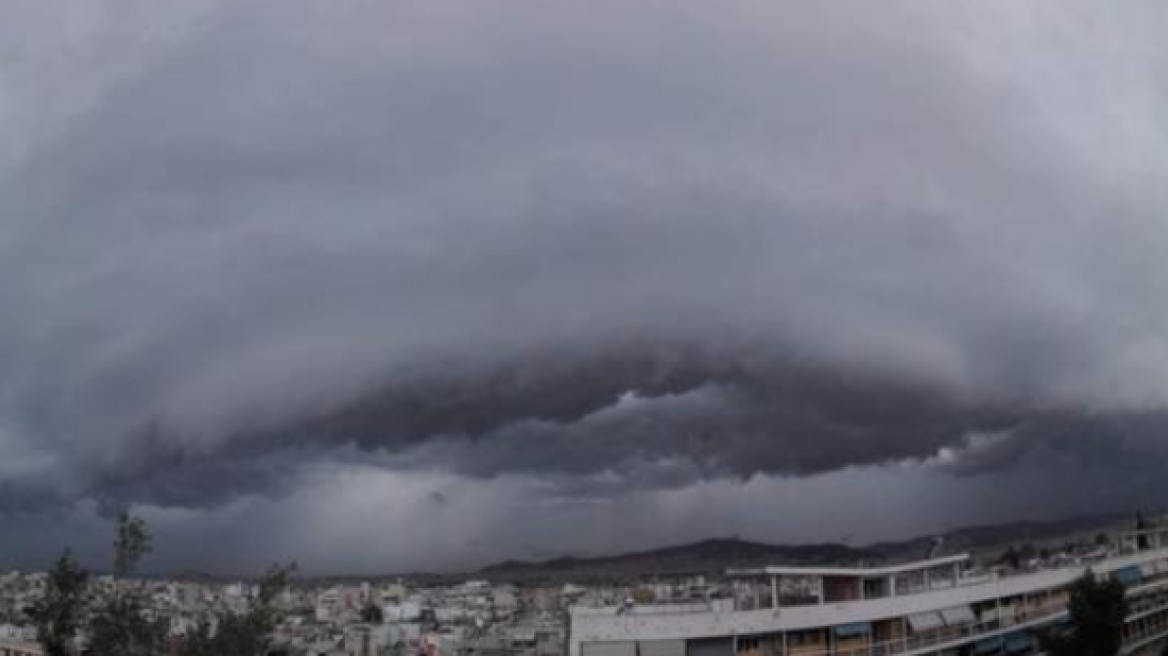 «Σάρωσε» η κακοκαιρία: 8.350 κεραυνοί - Shelf cloud «σκέπασε» την Αθήνα