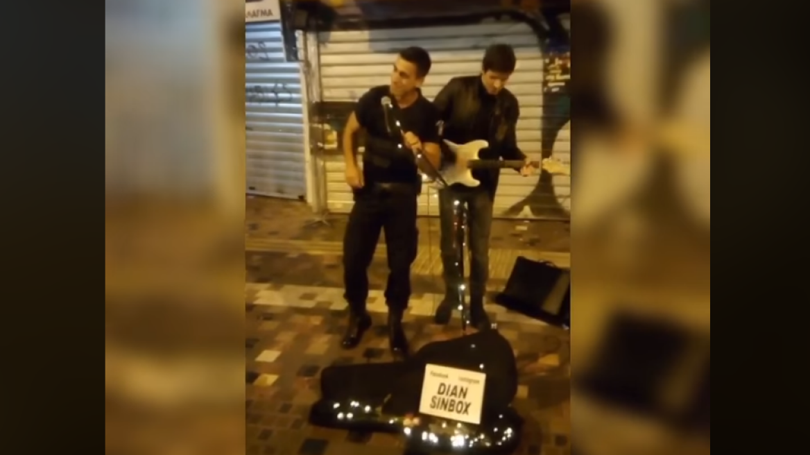 Viral-βίντεο: Αστυνομικός τραγουδάει «Stand by me» στο Μοναστηράκι