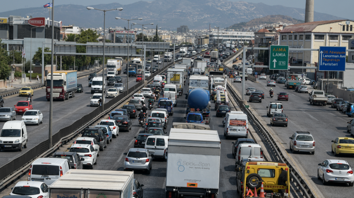 Κίνηση: Δευτέρα με μποτιλιάρισμα στους δρόμους - Ουρά χιλιομέτρων στην Ποσειδώνος 