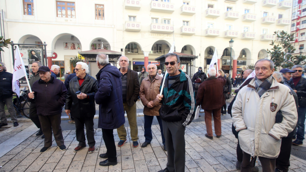 Συντάξεις και επιδόματα: Ποια πληρώνονται και πότε