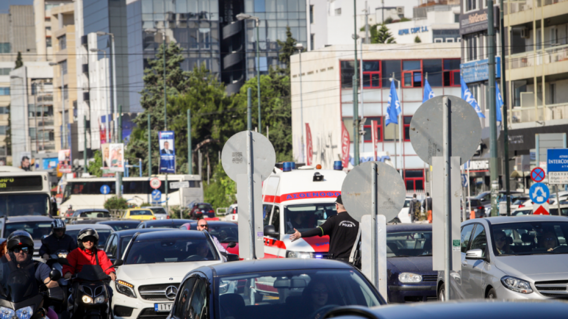 Κίνηση τώρα: Ομαλή η κυκλοφορία - Πού «κοκκινίζει» το κέντρο 