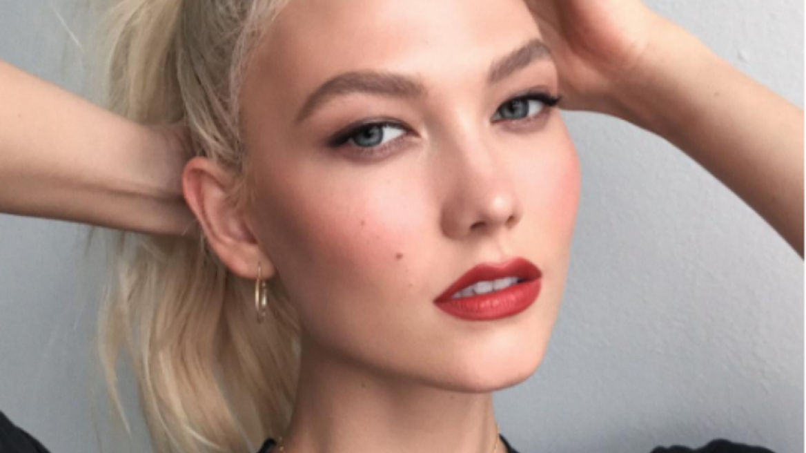 Η Karlie Kloss κουρεύει τον σύζυγό της στην καραντίνα