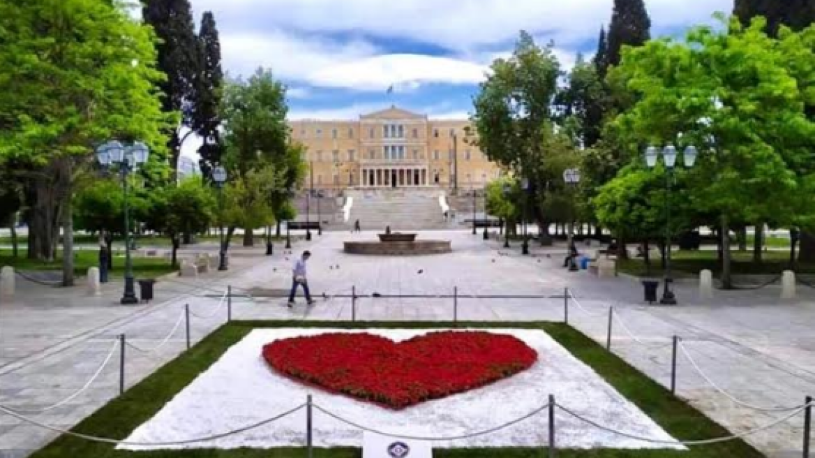 Αφιερωμένη στους γιατρούς η κόκκινη καρδιά από λουλούδια στο Σύνταγμα 