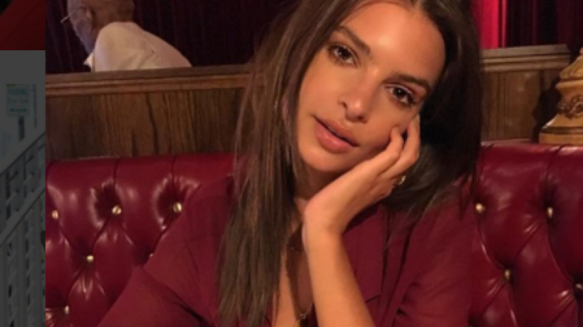 Η Emily Ratajkowski με λευκό skinny jeans και crop top σε διαδήλωση στις ΗΠΑ