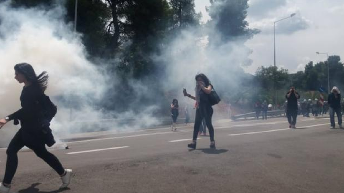 Σκηνικό πολέμου στη Μαλακάσα για τους μετανάστες: Αστυνομική βία καταγγέλλουν κάτοικοι, τι απαντά η ΕΛΑΣ