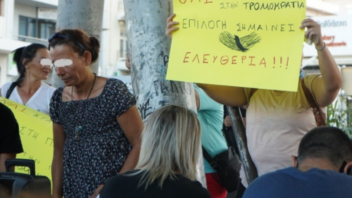 Ηράκλειο: Δύο γυναίκες πίσω από την πολυπληθή συγκέντρωση στο κέντρο