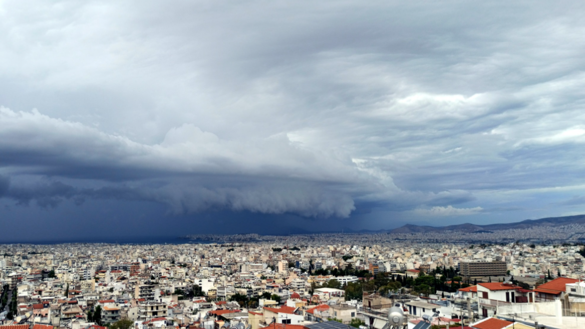 Καιρός: Το φαινόμενο «shelf cloud» στην Αθήνα - Κεραυνοί σε Ρόδο, Κρήτη