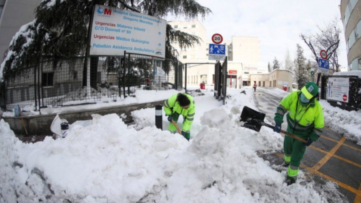  Σε «καραντίνα» χιονιού η Ισπανία:  Μάχη με το χρόνο για να φτάσουν στα νοσοκομεία οι δόσεις εμβολίων