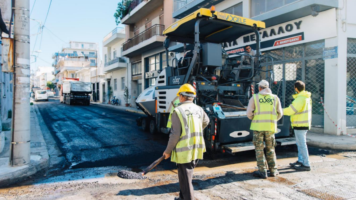 Ασφαλτοστρώθηκαν οι πρώτοι 78 δρόμοι στις γειτονιές της Αθήνας