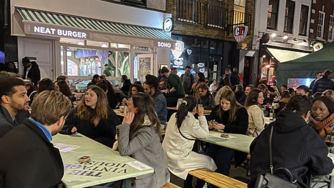 Πανηγυρίζουν οι Βρετανοί: Υπερδιπλασιάστηκε σε σχέση με το 2019 η κατανάλωση αλκοόλ