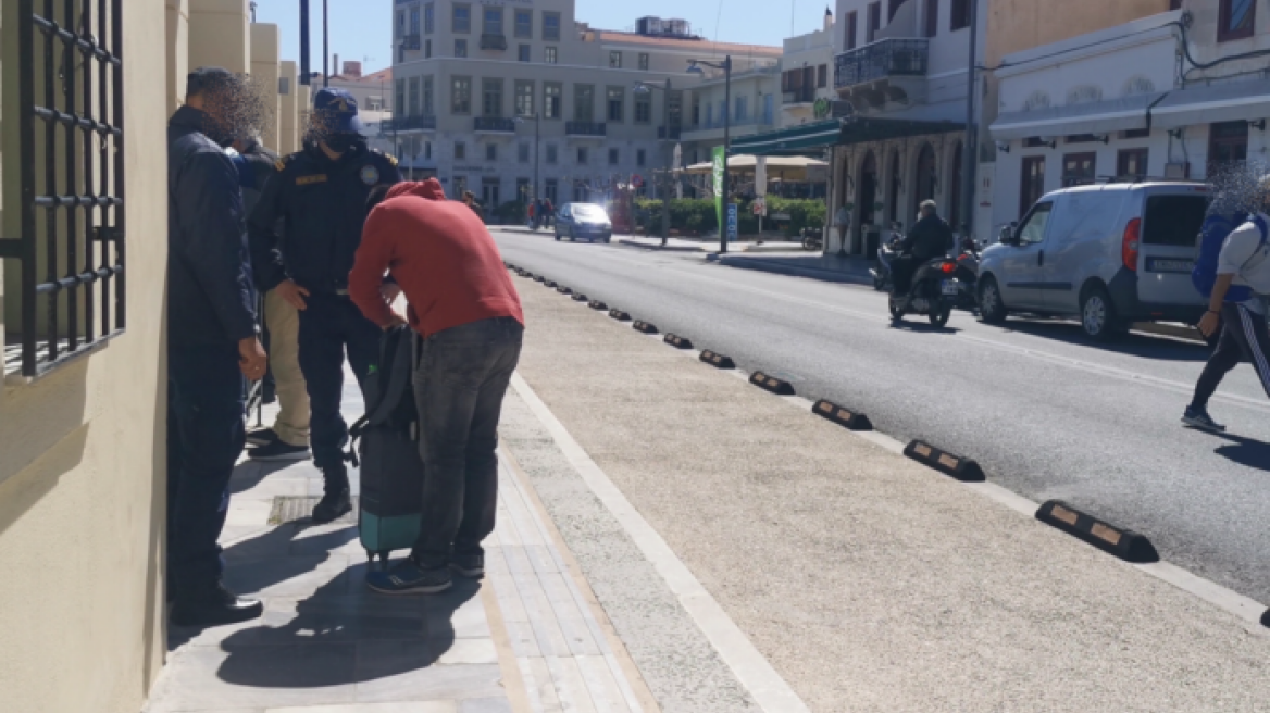 Σύρος: Εκτεταμένοι έλεγχοι στο λιμάνι του νησιού - «Μπλόκο» στις αδικαιολόγητες μετακινήσεις 