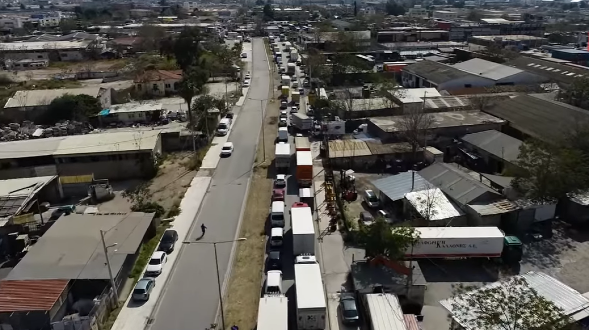 Κίνηση: Ουρές χιλιομέτρων από φορτηγά στο Αιγάλεω για την τροφοδοσία των καταστημάτων, λίγο πριν το άνοιγμα της εστίασης