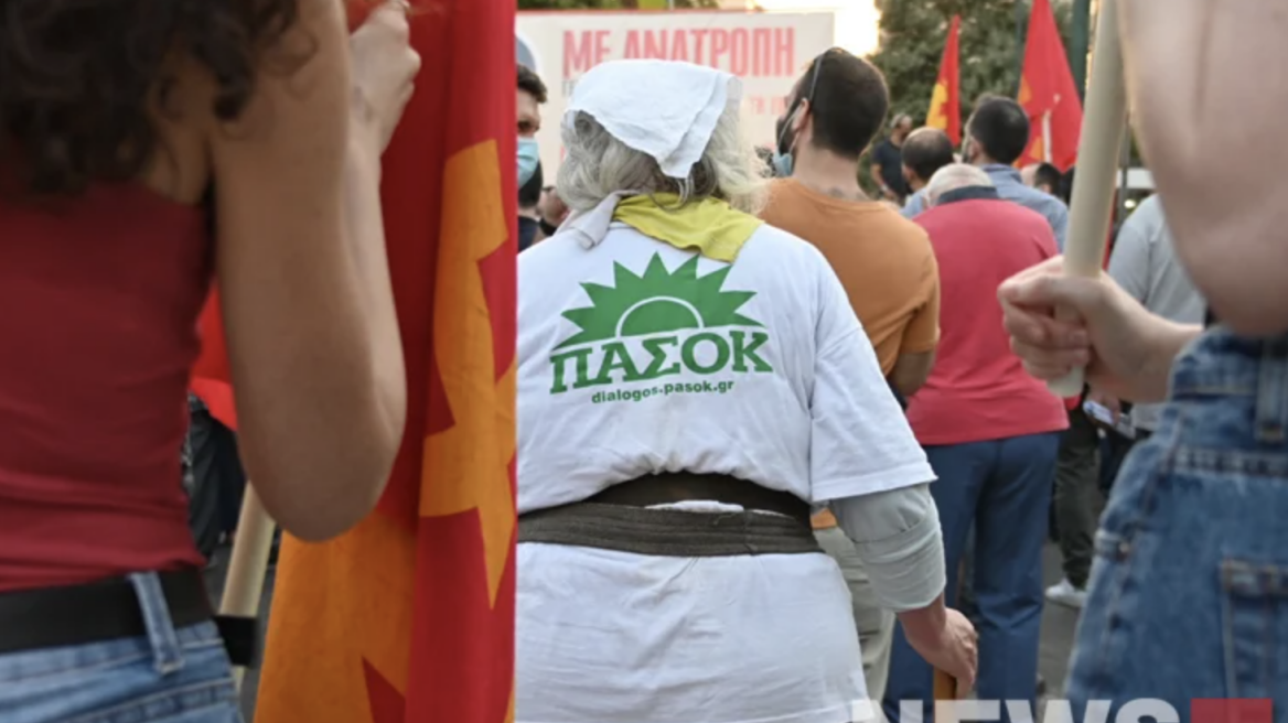 Η γιαγιά που έγραψε... ιστορία στη συγκέντρωση του ΚΚΕ - Εμφανίστηκε με μπλουζάκι ΠΑΣΟΚ 