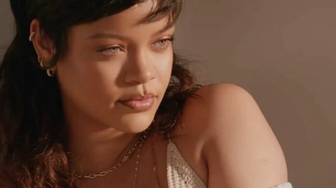 Rihanna: Ποζάρει τόπλες για την Savage X Fenty και είναι πιο hot από ποτέ