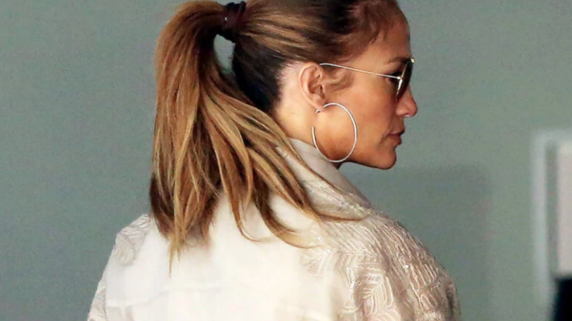 Jennifer Lopez: Casual chic εμφάνιση με φόρεμα-πουκάμισο και Hermès τσάντα