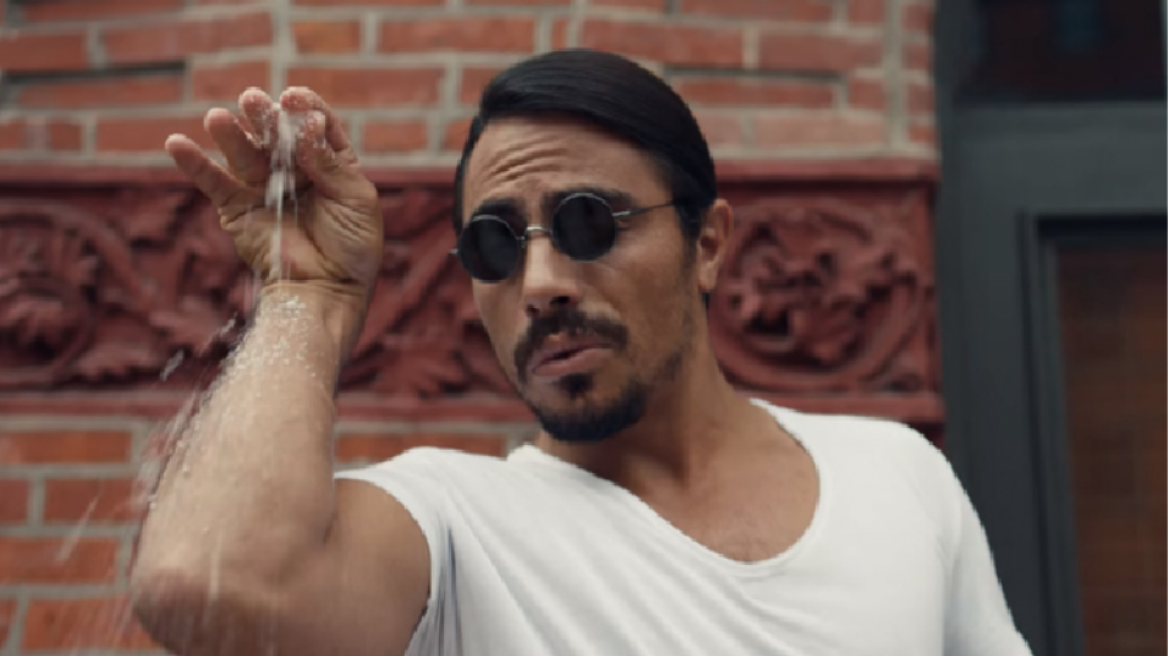 Ο Salt Bae επισκέπτεται μια γιαγιά στη Μύκονο και της μαγειρεύει τη σπεσιαλιτέ του - Δείτε βίντεο