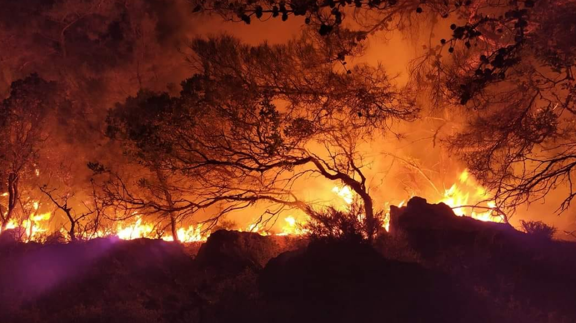 Δύσκολη νύχτα με την πυρκαγιά στη Ρόδο: Σε τρία μέτωπα η φωτιά - Νέο μήνυμα ετοιμότητας από 112 για Μαριτσά και Καλυθιές - Ισχυροί άνεμοι στην περιοχή