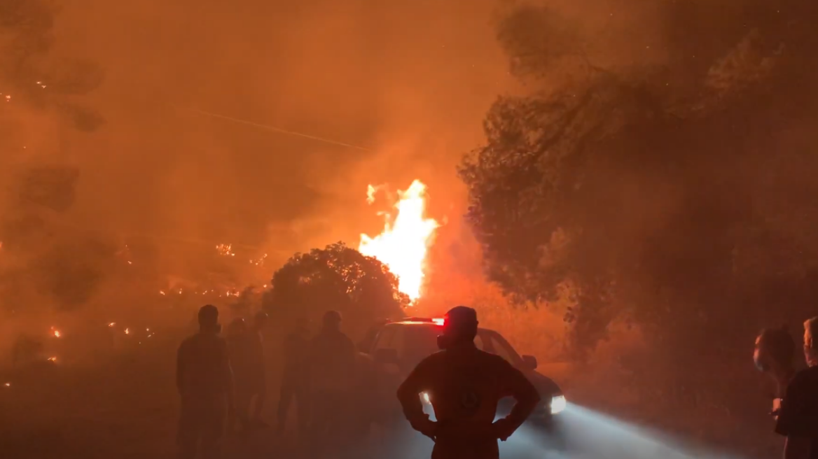 Βίντεο με τη φωτιά στη Μαλακάσα: Εθελοντές και πυροσβέστες με κατοίκους προσπαθούν να σβήσουν το μέτωπο 