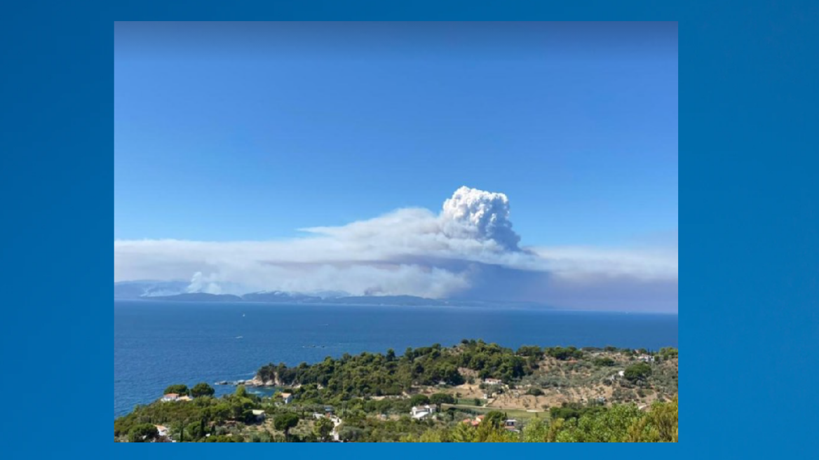 Φωτιά στην Εύβοια: Έτσι φαίνεται η πύρινη λαίλαπα από την Σκιάθο - Δείτε βίντεο και φωτογραφίες