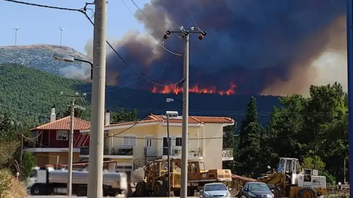 Φωτιά τώρα στα Βίλια: Πού έχει διακοπή κυκλοφορίας